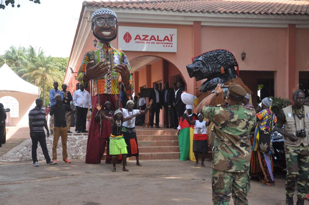 #RealityCheck 6: Mit Riesenmarionetten für den sozialen Frieden in Guinea-Bissau